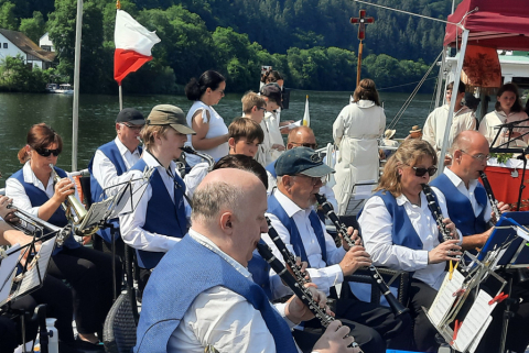 Musiker des MV Kröv spielen an Fronleichnam auf dem Schiff (2023, Foto: Bernd Fröhlich)