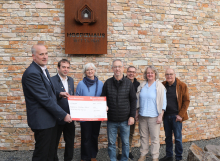 Foto der Scheckübergabe, von li. nach rechts: Frank Weber, Bernd Fröhlich (Musikverein Kröv), Fr. Bielemeier, Hr. Schäfer, Hr. Heckel, Fr. Kiewel, Hr. Aurich (Hospizhaus Wittlich, Förderverein)