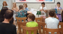 Kinder der zweiten Klasse aus dem Musik-Projekt beim Vorspiel (25. Juni 2024, Foto: Bernd Fröhlich))