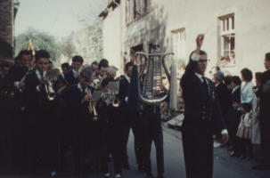 Musikverein Kröv unter Leitung von Hermann Hoffmann bei einem Festzug um 1960