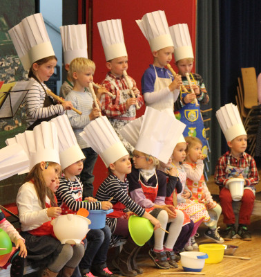 Kinder der Musik-Projekte bei einem Auftritt als Bäcker an der Kröver Weinkirmes 2013
