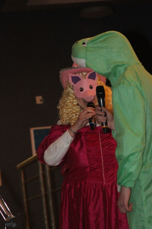 2 Jungmusiker alias "Kermet" und "Miss Piggy" moderieren die "Muppet Show"